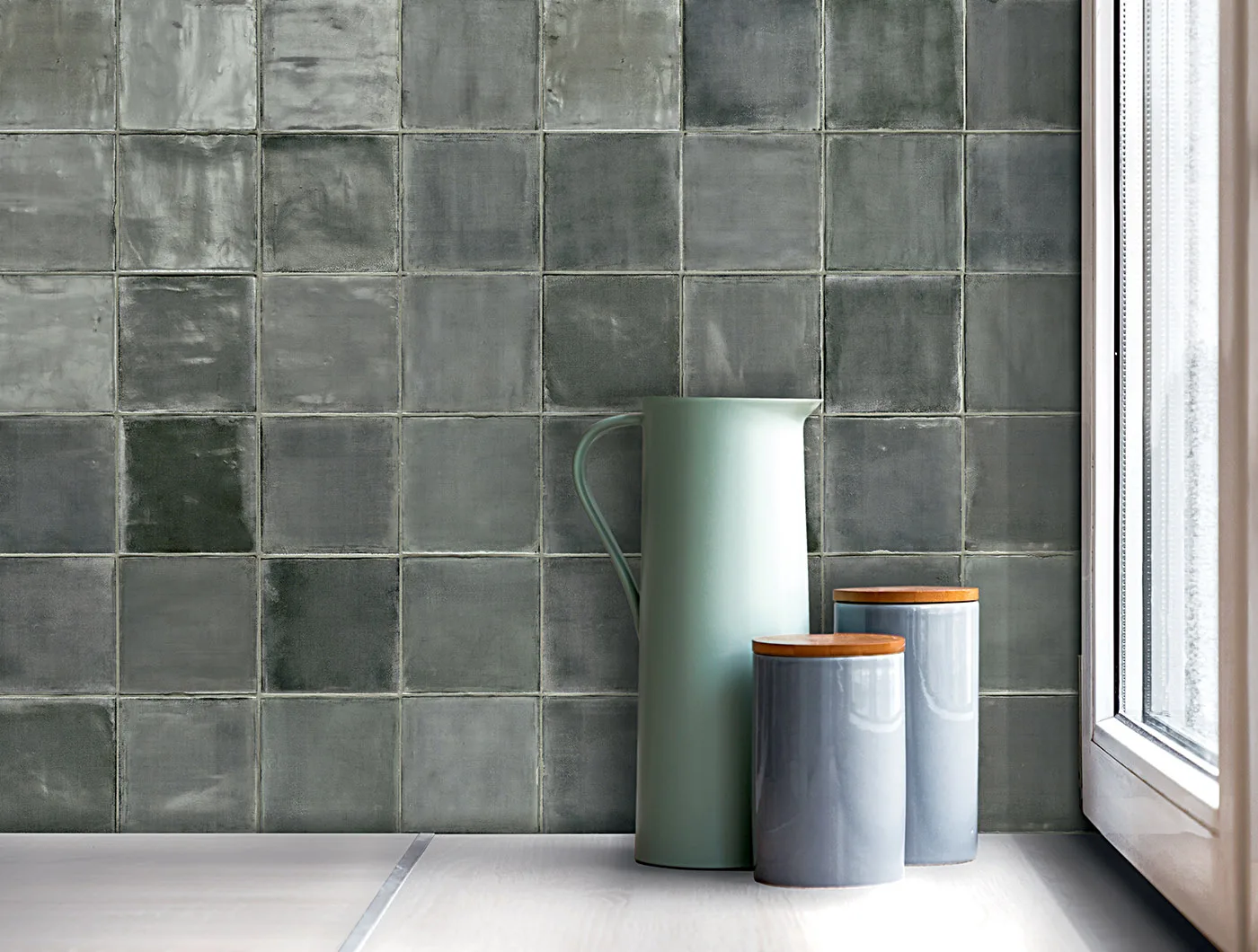Sartoria Tsquare Fresh Thyme – grüne quadratische Wandkeramik Ambiente