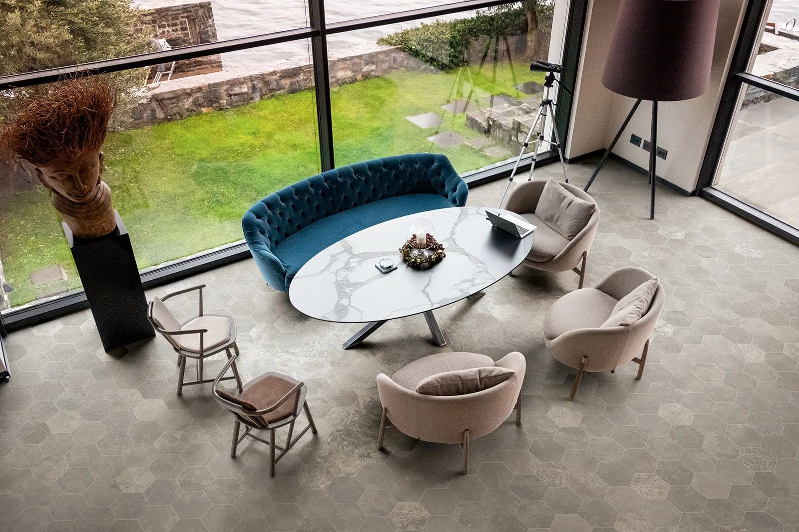 Tagina Namur – Tagina Namur Ambientazione living Cendre esagono pavimento