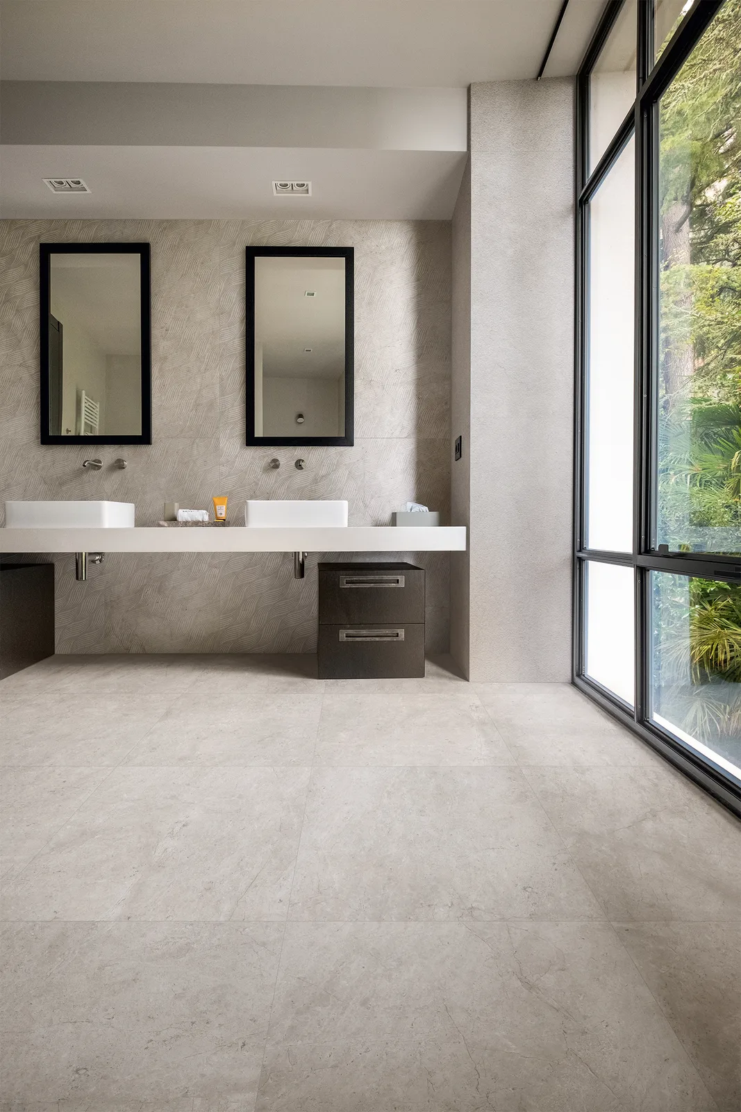 Tagina Pietra d'Orvieto – Tagina Pietra D Orvieto ambientazione bagno Sabbia 60x60V 60x120B